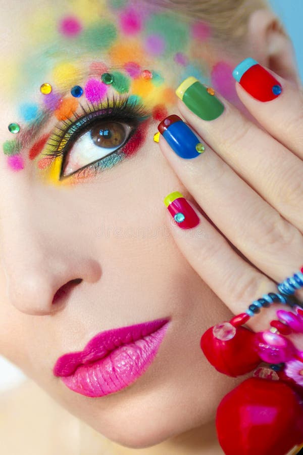 Kleurrijke French manicure en make-up stock afbeeldingen