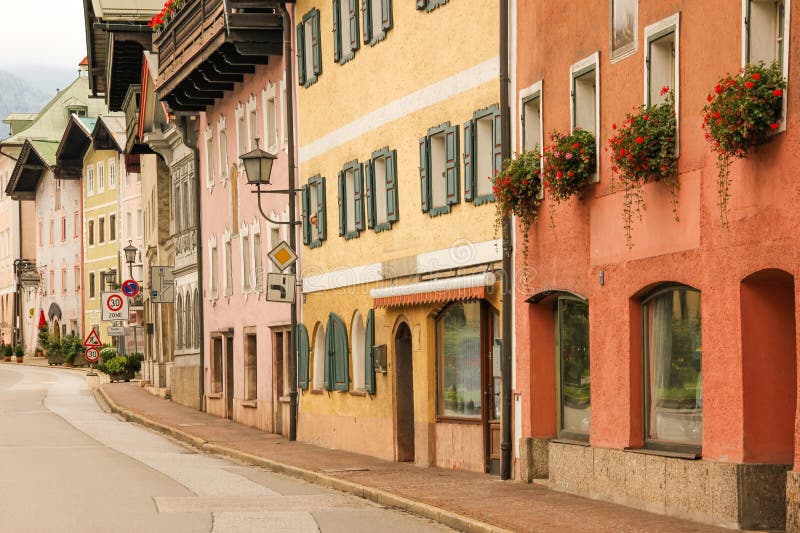 Kleurrijke gebouwen in de oude stad Berchtesgaden duitsland stock foto Kleurrijke gebouwen in de oude stad Berchtesgaden duitsland stock foto