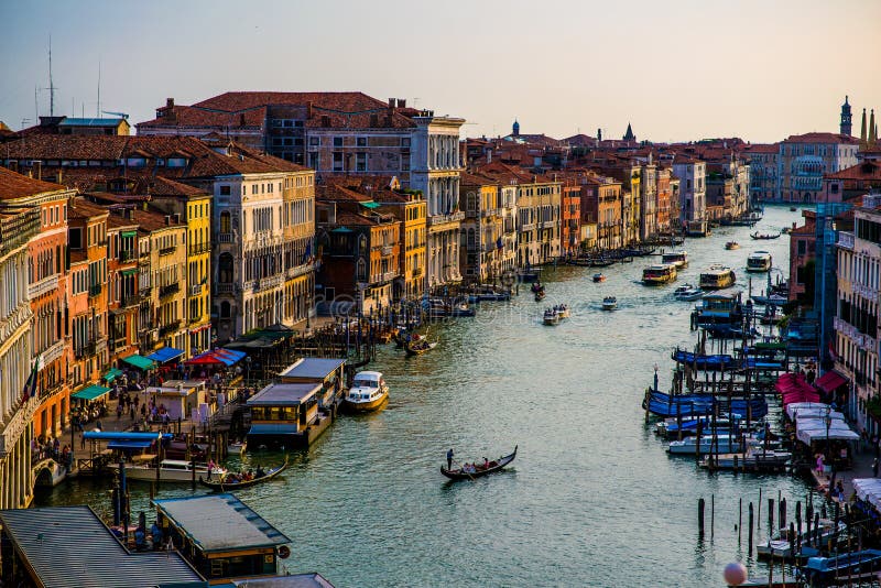 Kleurrijke gebouwen in Venetië vóór zonsondergang