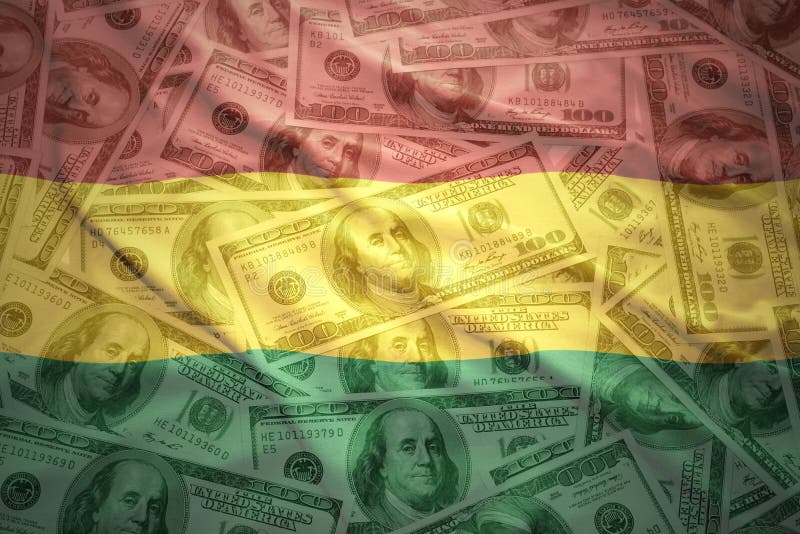 kleurrijke golvende Boliviaanse vlag op een achtergrond van het dollargeld stock fotografie kleurrijke golvende Boliviaanse vlag op een achtergrond van het dollargeld stock fotografie