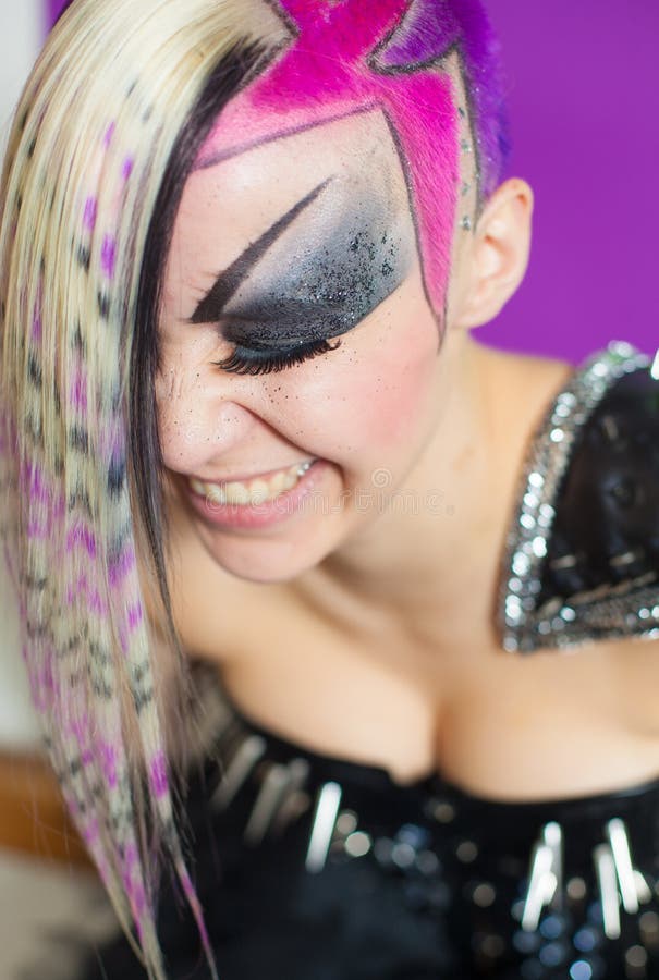 Vrouw met kleurrijk haar stock fotografie