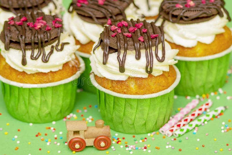 Kleurrijke heerlijke sappige verjaardag cupcakes van de chef-kok royalty-vrije stock afbeelding Kleurrijke heerlijke sappige verjaardag cupcakes van de chef-kok royalty-vrije stock afbeelding
