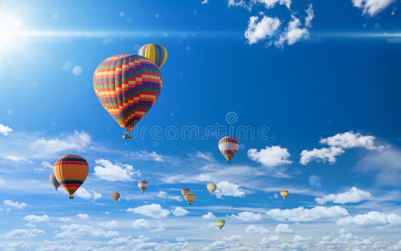 Kleurrijke hete luchtballons die in blauwe hemel met witte wolken vliegen royalty-vrije stock afbeelding Kleurrijke hete luchtballons die in blauwe hemel met witte wolken vliegen royalty-vrije stock afbeelding