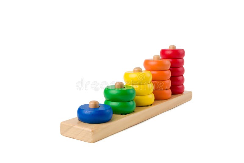 Kleurrijke houten kinderenstuk speelgoed scores van één tot vijf cijfers van de gekleurde die ringen op een witte achtergrond wor stock foto Kleurrijke houten kinderenstuk speelgoed scores van één tot vijf cijfers van de gekleurde die ringen op een witte achtergrond wor stock foto