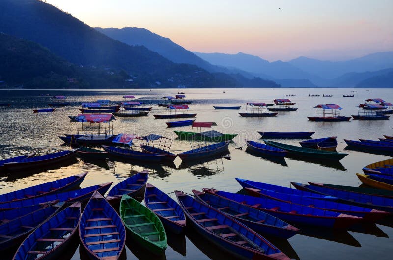 Kleurrijke houten roeiboten en pontonboten bij Begnas-Meer, Pokhara, Nepal stock afbeelding Kleurrijke houten roeiboten en pontonboten bij Begnas-Meer, Pokhara, Nepal stock afbeelding