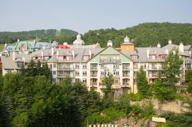 Kleurrijke huizen in Mont Tremblant royalty-vrije stock afbeelding