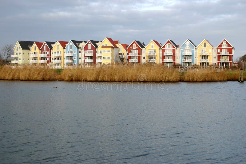 Kleurrijke huizen naast een rivier 1 stock foto's