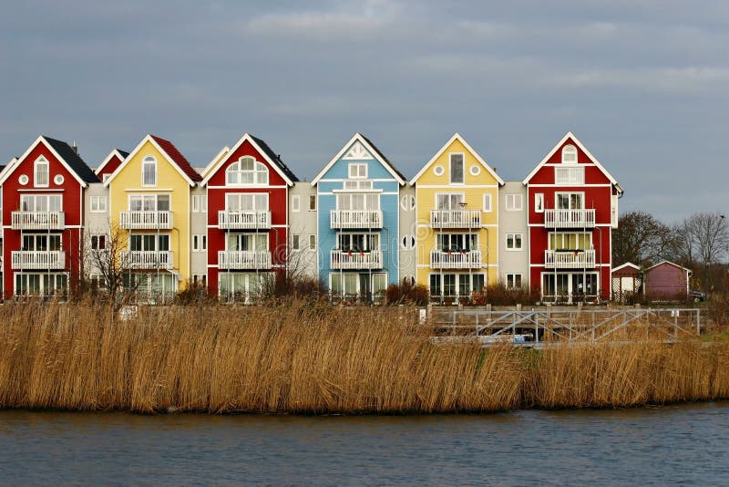 Kleurrijke huizen aan een rivier royalty-vrije stock afbeelding