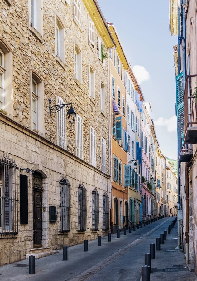 Kleurrijke huizen op smal Rue van straatgrande in Draguignan, Kooi D ` Azur, Frankrijk op zonnige dag stock afbeelding Kleurrijke huizen op smal Rue van straatgrande in Draguignan, Kooi D ` Azur, Frankrijk op zonnige dag stock afbeelding