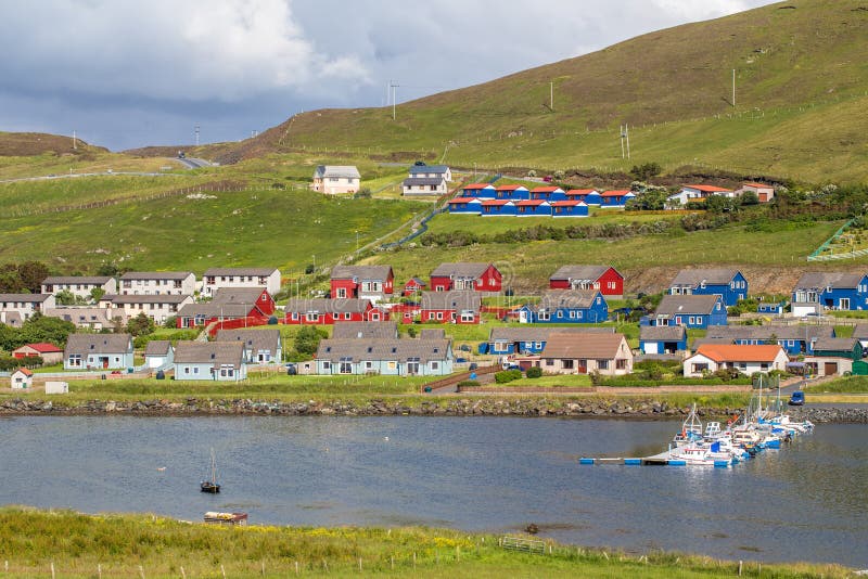 Kleurrijke huizen in Scalloway stock foto