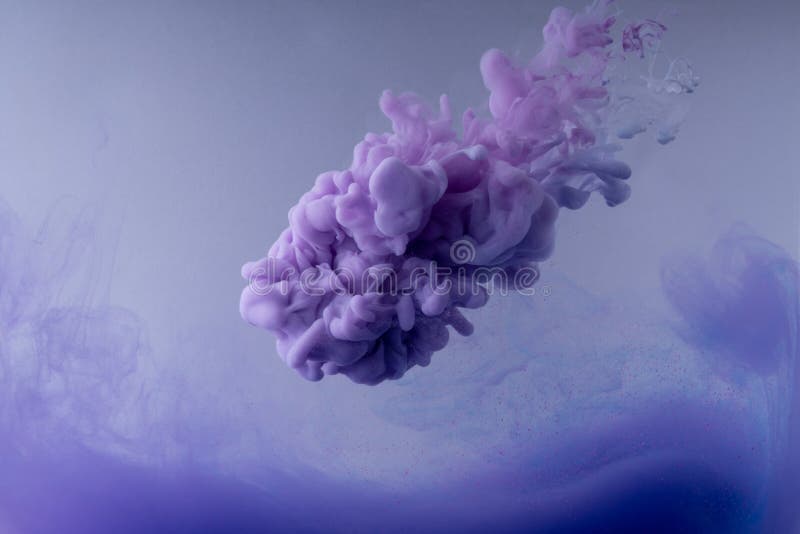 Kleurrijke inkt die in water wervelen Wolk van zijdeachtige inkt op witte achtergrond royalty-vrije stock foto Kleurrijke inkt die in water wervelen Wolk van zijdeachtige inkt op witte achtergrond royalty-vrije stock foto