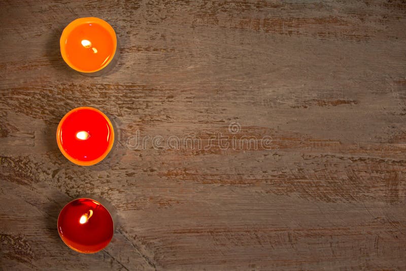 Kleurrijke kaarsen op de houten raad stock fotografie Kleurrijke kaarsen op de houten raad stock fotografie