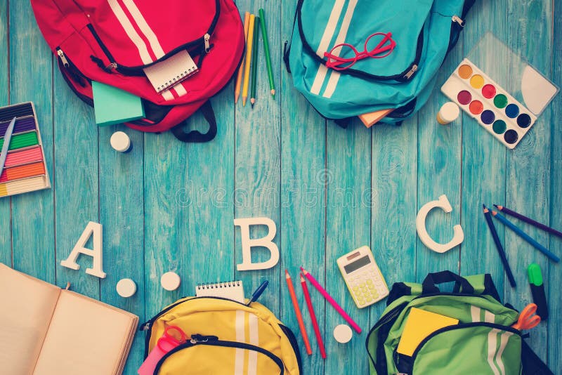 Kleurrijke kinderenschooltassen op houten vloer royalty-vrije stock afbeeldingen Kleurrijke kinderenschooltassen op houten vloer royalty-vrije stock afbeeldingen