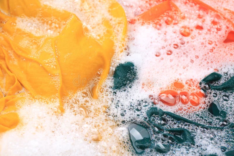 Kleurrijke kleding in sop, close-up. Handwas stock foto