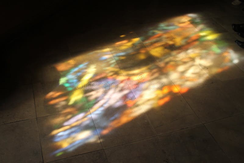 Kleurrijke lichte vlekken op de betegelde vloer stock afbeeldingen Kleurrijke lichte vlekken op de betegelde vloer stock afbeeldingen