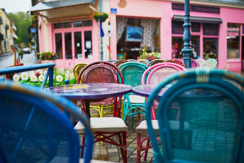 Kleurrijke lijsten en stoelen van een Franse koffie royalty-vrije stock foto Kleurrijke lijsten en stoelen van een Franse koffie royalty-vrije stock foto
