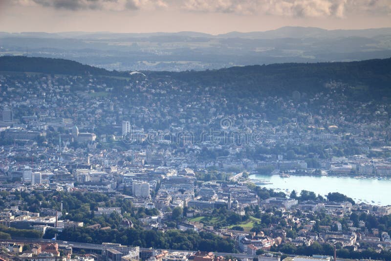 Kleurrijke luchtcityscape van de oude stad van Zürich met Meer Zürich royalty-vrije stock afbeeldingen Kleurrijke luchtcityscape van de oude stad van Zürich met Meer Zürich royalty-vrije stock afbeeldingen