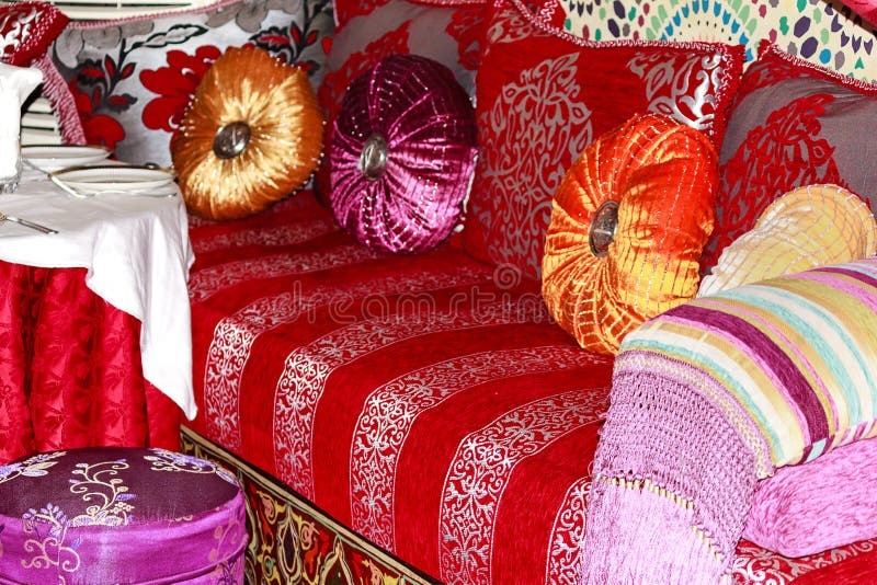 patroon bijkeuken Materialisme Kleurrijke Marokkaanse Bank Met Kussens Stock Afbeelding - Image of  marokkaans, zitting: 74316665