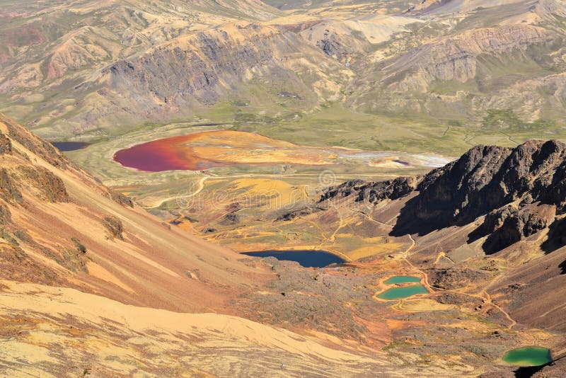 Kleurrijke Meren in de Boliviaanse Bergen van de Andes royalty-vrije stock afbeeldingen Kleurrijke Meren in de Boliviaanse Bergen van de Andes royalty-vrije stock afbeeldingen