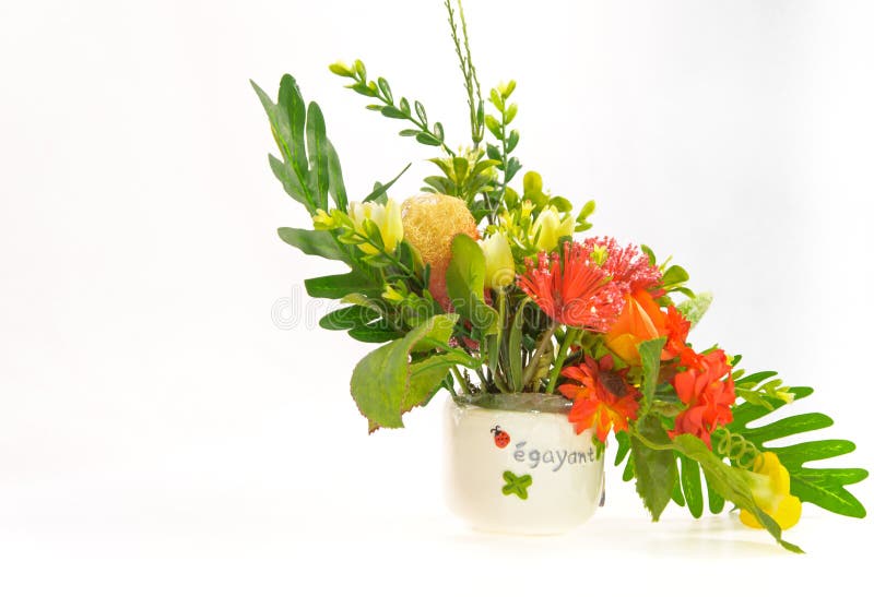 Kleurrijke met de hand gemaakte bloem in witte vaas royalty-vrije stock fotografie Kleurrijke met de hand gemaakte bloem in witte vaas royalty-vrije stock fotografie