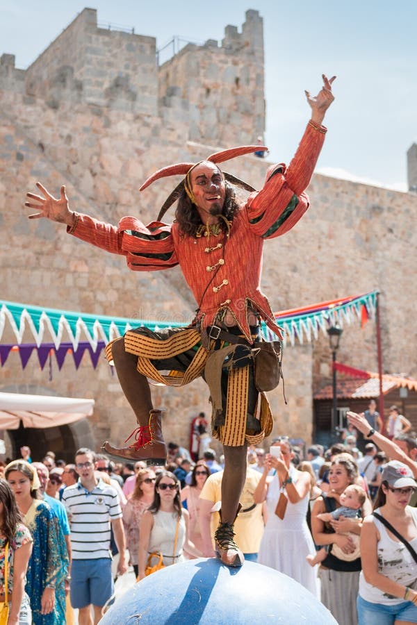 Mens in Een Middeleeuws Narrenkostuum Redactionele Fotografie Image