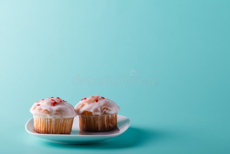 Kleurrijke muffin op schotel De achtergrond van de Aquakleur stock fotografie Kleurrijke muffin op schotel De achtergrond van de Aquakleur stock fotografie
