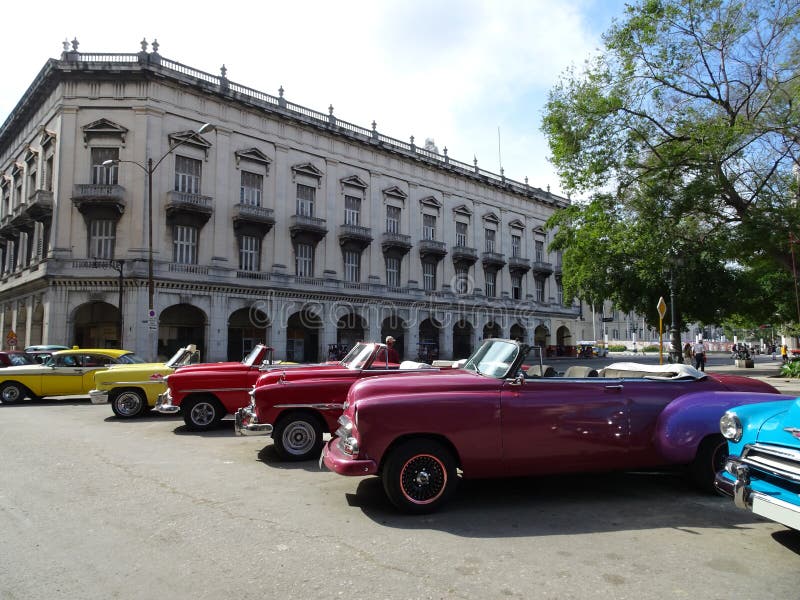 Kleurrijke oude Amerikaanse auto's in Havana, Cuba royalty-vrije stock foto's Kleurrijke oude Amerikaanse auto's in Havana, Cuba royalty-vrije stock foto's