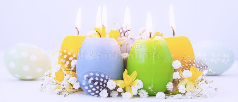 Kleurrijke paaseikaarsen en bloemen royalty-vrije stock afbeeldingen Kleurrijke paaseikaarsen en bloemen royalty-vrije stock afbeeldingen