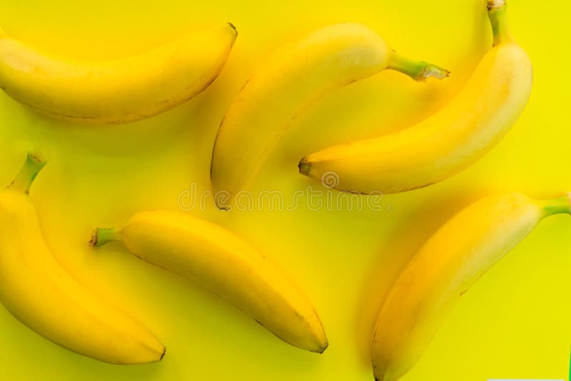 Kleurrijke patroonachtergrond van verse bananen op een gele achtergrond Hoogste mening stock fotografie Kleurrijke patroonachtergrond van verse bananen op een gele achtergrond Hoogste mening stock fotografie