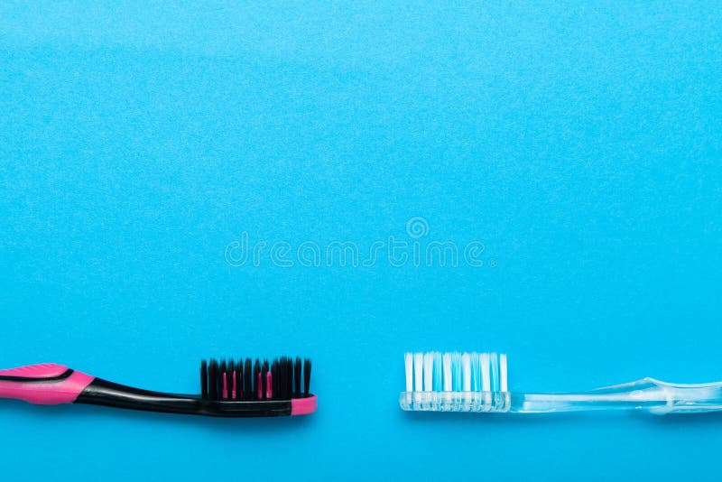 Kleurrijke plastic tandenborstels op blauwe achtergrond Lege exemplaarruimte voor tekst royalty-vrije stock fotografie Kleurrijke plastic tandenborstels op blauwe achtergrond Lege exemplaarruimte voor tekst royalty-vrije stock fotografie