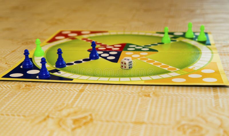Kleurrijke raad voor het spelen van traditioneel kinderen` s spel royalty-vrije stock afbeeldingen Kleurrijke raad voor het spelen van traditioneel kinderen` s spel royalty-vrije stock afbeeldingen