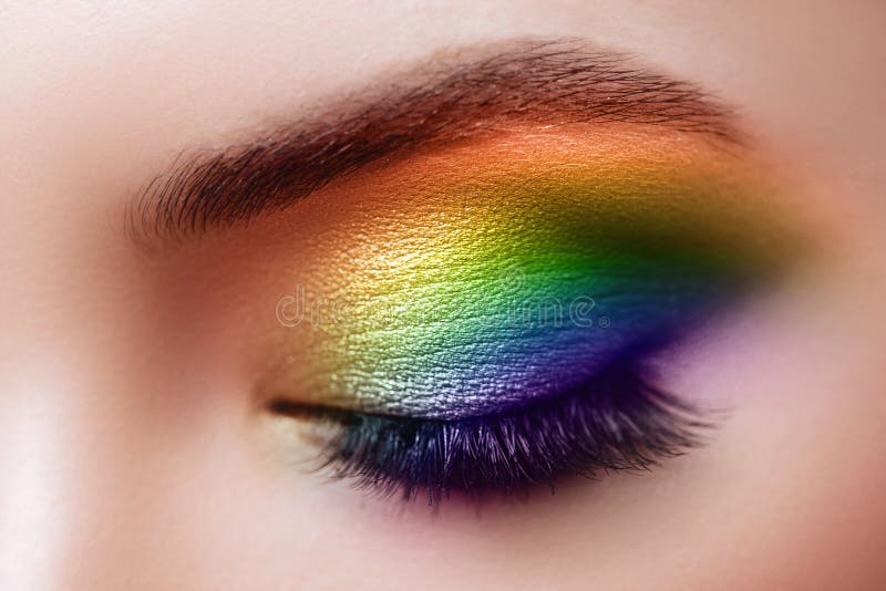 Kleurrijke regenboogsamenstelling op vrouwenoog stock foto's Kleurrijke regenboogsamenstelling op vrouwenoog stock foto's