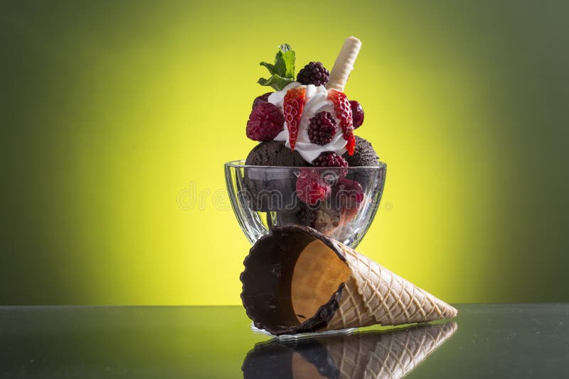 Kleurrijke rode berriekop met chocoladeijs en slagroom royalty-vrije stock afbeeldingen Kleurrijke rode berriekop met chocoladeijs en slagroom royalty-vrije stock afbeeldingen