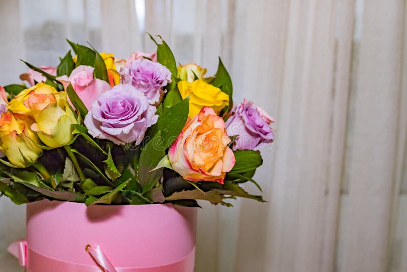 Kleurrijke rozen, mooi bloemboeket Gelukkige moeder`s dag De rozen van de mengelingskleur in de doos stapel van rood roze, geel, stock afbeeldingen Kleurrijke rozen, mooi bloemboeket Gelukkige moeder`s dag De rozen van de mengelingskleur in de doos stapel van rood roze, geel, stock afbeeldingen