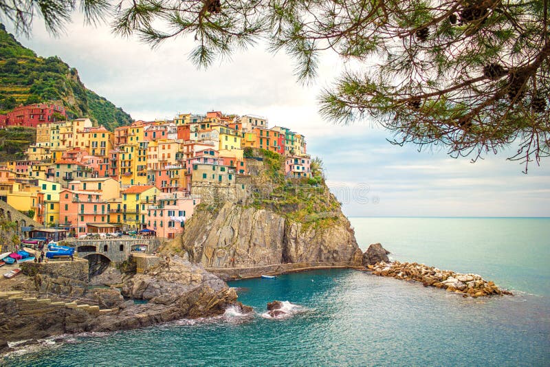Kleurrijke stad van Manarola en Jachthaven op Middellandse-Zeegebied in Cinque Terre van Italië royalty-vrije stock foto's Kleurrijke stad van Manarola en Jachthaven op Middellandse-Zeegebied in Cinque Terre van Italië royalty-vrije stock foto's
