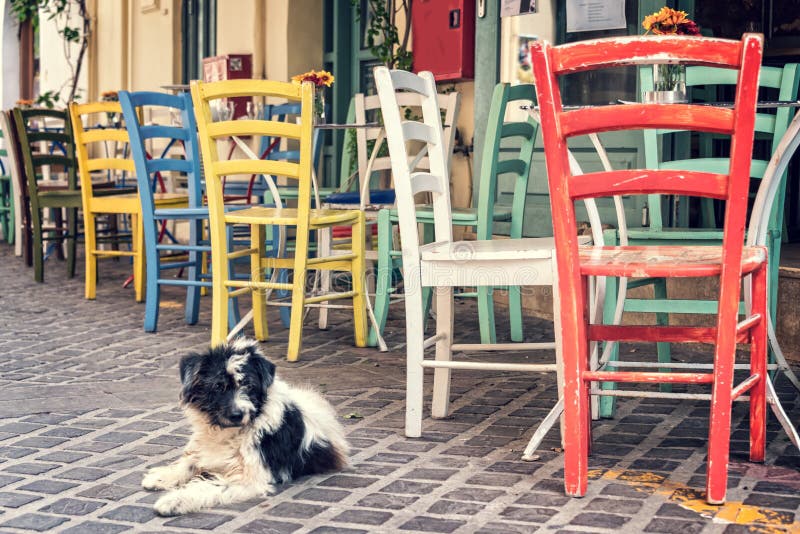 Kleurrijke stoelen van een restaurantterras in een prdestrian straat van de oude stad van Chania in Kreta Griekenland royalty-vrije stock afbeeldingen Kleurrijke stoelen van een restaurantterras in een prdestrian straat van de oude stad van Chania in Kreta Griekenland royalty-vrije stock afbeeldingen