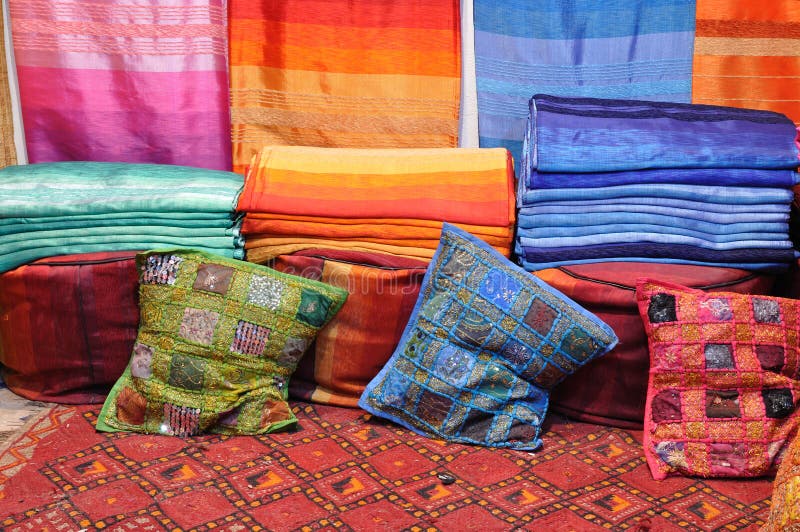 Kleurrijke stoffen in Marokko