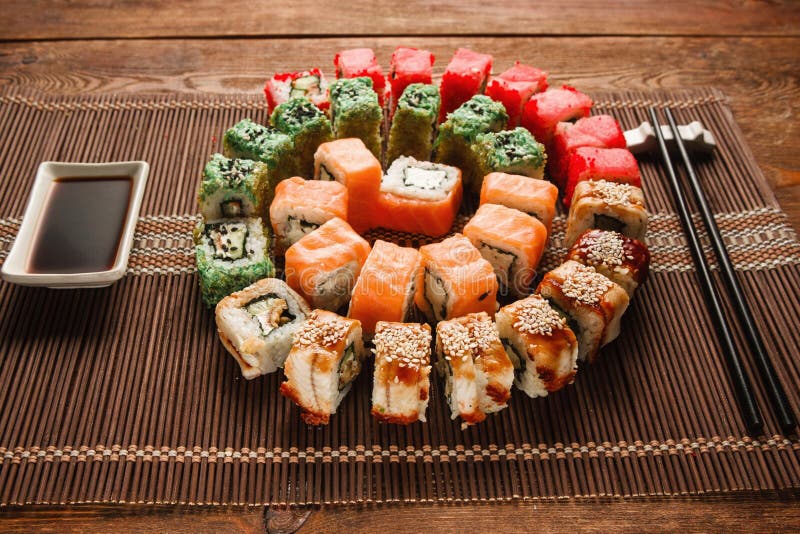 Kleurrijke uramaki vastgestelde close-up van sushibroodjes Macrofoto van spaghetti royalty-vrije stock foto's Kleurrijke uramaki vastgestelde close-up van sushibroodjes Macrofoto van spaghetti royalty-vrije stock foto's