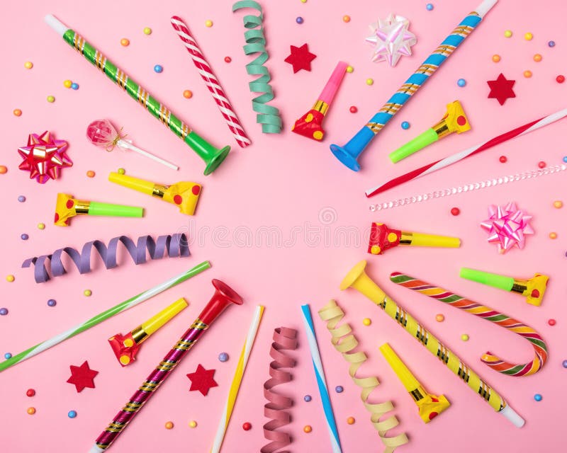Kleurrijke vieringsachtergrond met diverse partijconfettien, wimpels en decoratie Minimaal Partijconcept Vlak leg royalty-vrije stock fotografie Kleurrijke vieringsachtergrond met diverse partijconfettien, wimpels en decoratie Minimaal Partijconcept Vlak leg royalty-vrije stock fotografie