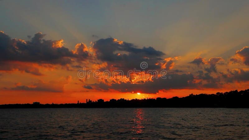 Kleurrijke zon op het meer ontario. spectaculaire wolken waardoor de zonnestralen schijnen.