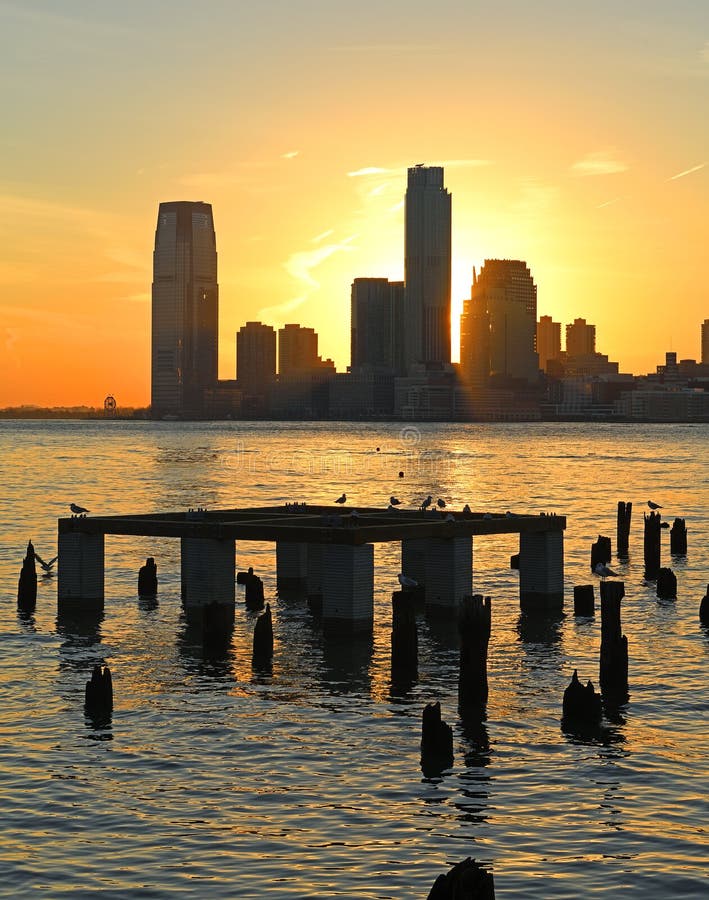 Kleurrijke zonsondergang op de rivier hudson. piloten van de voormalige pier. new york