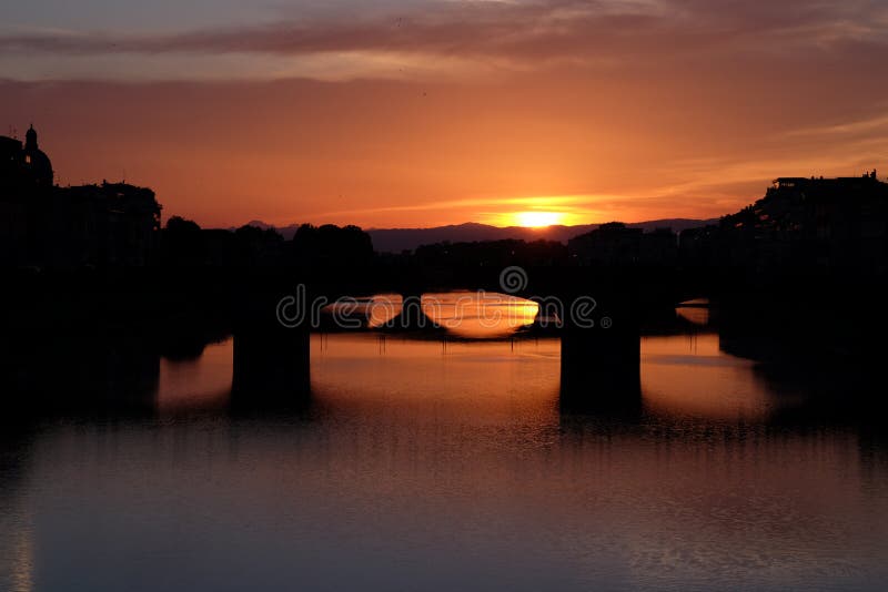 Kleurrijke zonsondergangmening van Arno-rivier in Florence, Italië royalty-vrije stock afbeelding Kleurrijke zonsondergangmening van Arno-rivier in Florence, Italië royalty-vrije stock afbeelding