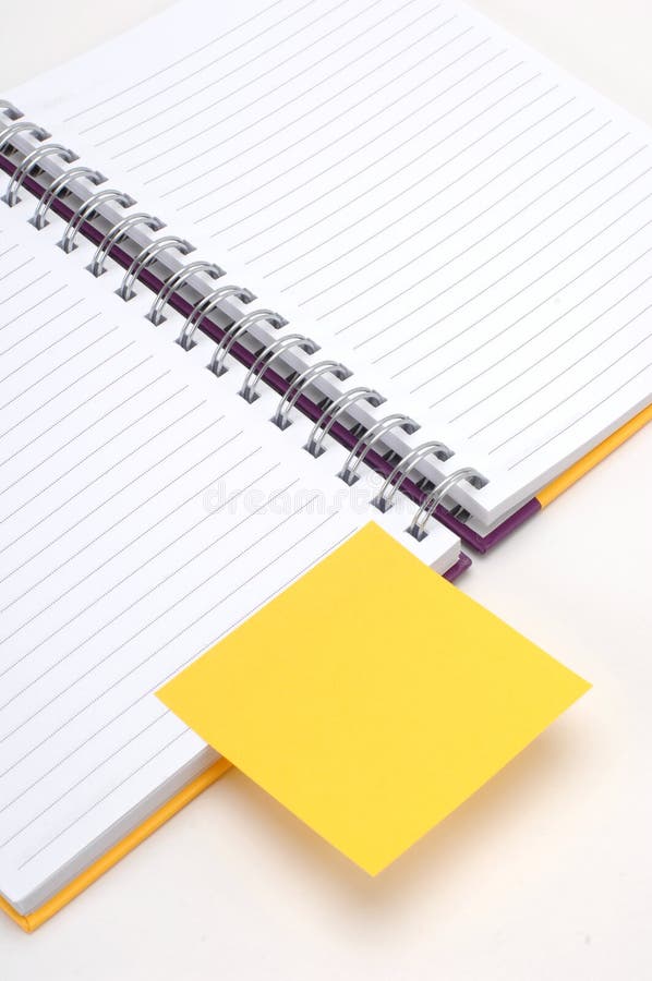 Plaknotitie en dagboek stock foto