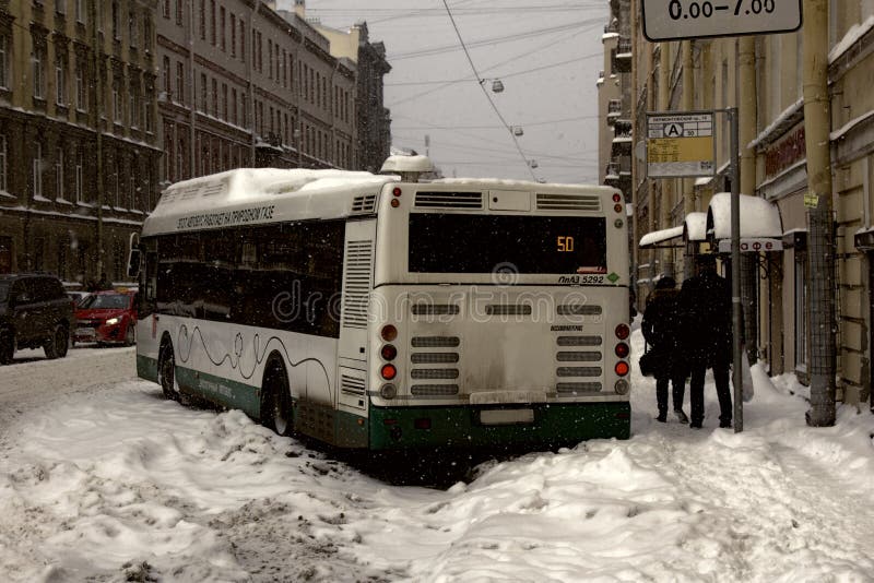 Klibbat i snöbussen royaltyfri bild Klibbat i snöbussen royaltyfri bild