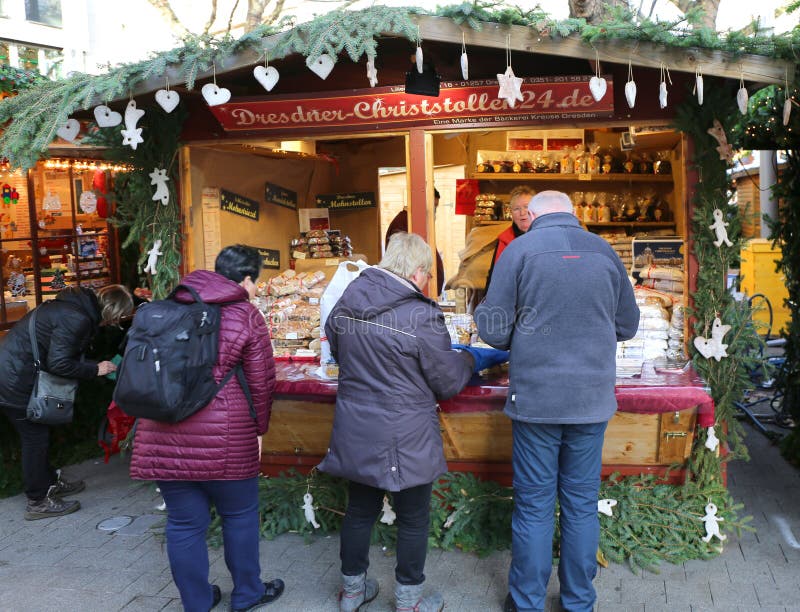 Klienci kupuje Tradycyjnego Drezdeńskiego tort przy bożymi narodzeniami Wprowadzać na rynek zdjęcia stock Klienci kupuje Tradycyjnego Drezdeńskiego tort przy bożymi narodzeniami Wprowadzać na rynek zdjęcia stock