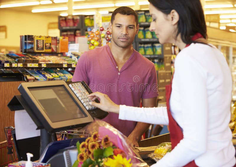 Klient Płaci Dla Robić zakupy Przy supermarket kasą zdjęcie stock Klient Płaci Dla Robić zakupy Przy supermarket kasą zdjęcie stock