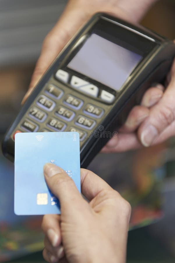 Klient Robi zakupowi Używać Contactless zapłatę obraz royalty free Klient Robi zakupowi Używać Contactless zapłatę obraz royalty free