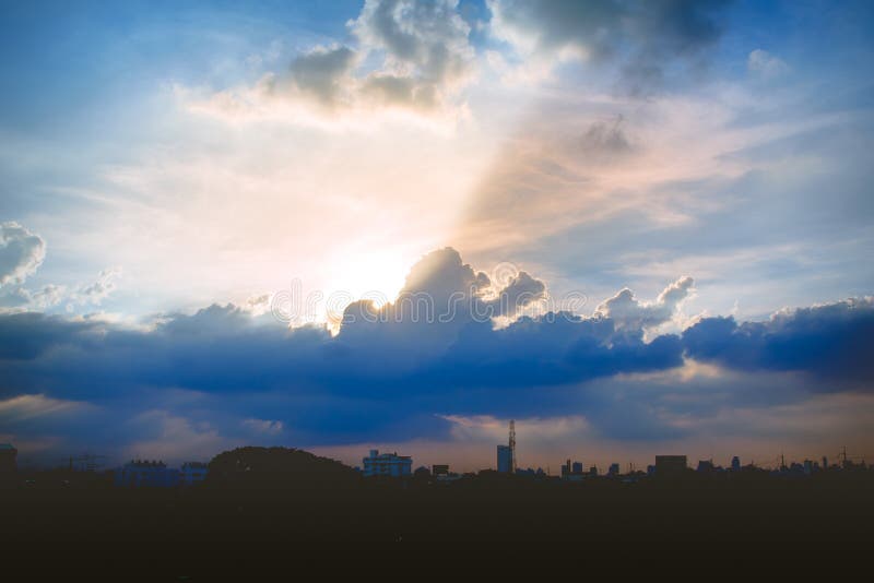 Klimatu zmierzchu niebo z puszystymi chmurami i pięknym ciężkim weathe obraz stock Klimatu zmierzchu niebo z puszystymi chmurami i pięknym ciężkim weathe obraz stock