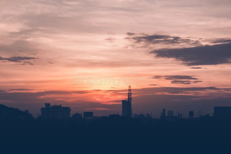 Klimatu zmierzchu niebo z puszystymi chmurami i pięknym ciężkim weathe zdjęcia royalty free Klimatu zmierzchu niebo z puszystymi chmurami i pięknym ciężkim weathe zdjęcia royalty free