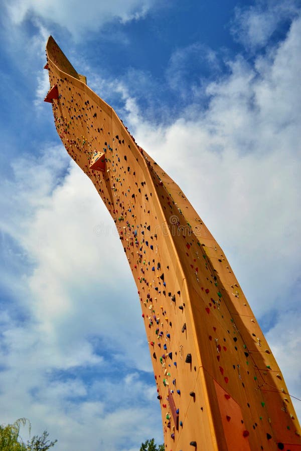 Zegenen Verkoper litteken Klimmende Wand Tower Genoemd Naar Het Mythische Zwaard Van Koning Arthur  Wordt Beschouwd Als De Grootste Vrijstaande Klimmuur Redactionele Foto -  Image of klimmen, kleurrijk: 166602941